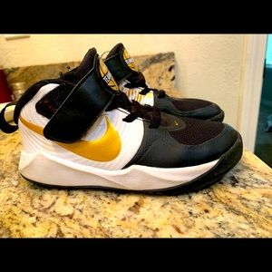 Youth basketball shoes